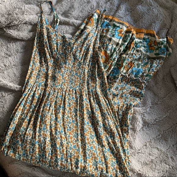 Dresses & Skirts - Flowy Floral Dress